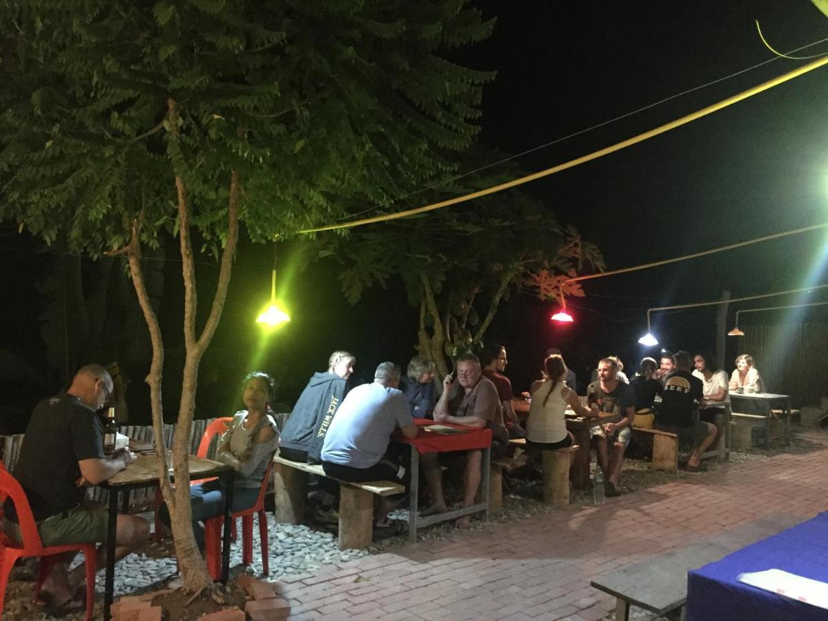 Ferienwohnung Mekong Backpackers Muang Pakbèng Exterior foto